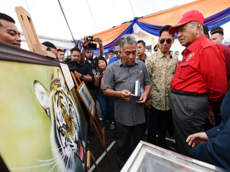 Perdana Menteri Tun Dr Mahathir Mohamad melawat pameran Jabatan Kastam Diraja Malaysia selepas Majlis Perasmian Kompleks Angkatan Pertahanan Awam Malaysia (APM) Daerah Langkawi di Jalan Ayer Hangat hari ini. Kompleks yang dibangunkan di atas tanah seluas 1.16 hektar itu siap sepenuhnya pada 13 Jan lalu, kira-kira tiga tahun selepas pembinaan bermula pada 18 Jan 2016. - Foto Bernama