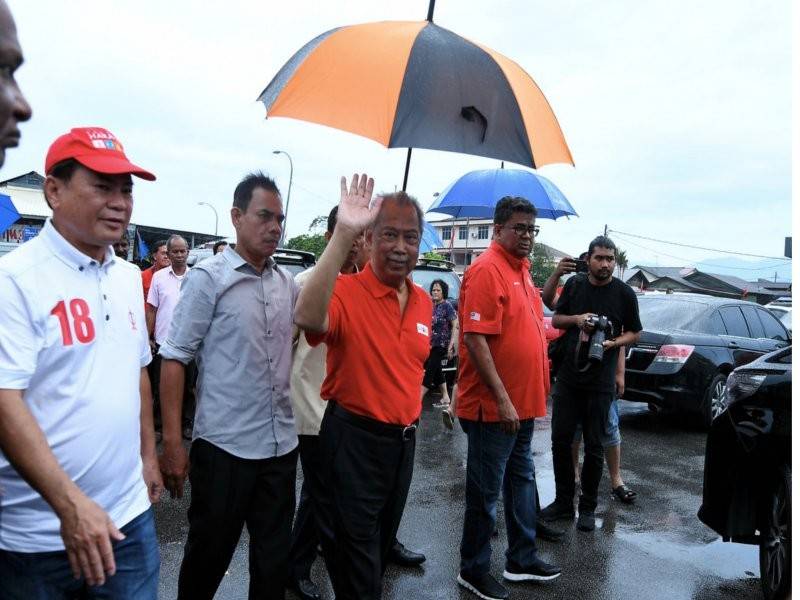 Timbalan Presiden PH merangkap Presiden Bersatu Tan Sri Muhyiddin Yassin melambaikan tangan kepada orang ramai ketika hadir pada Majlis Sembang Santai sempena kempen Pilihanraya Kecil (PRK) di Kampung Baru Semenyih hari ini. - Foto Bernama