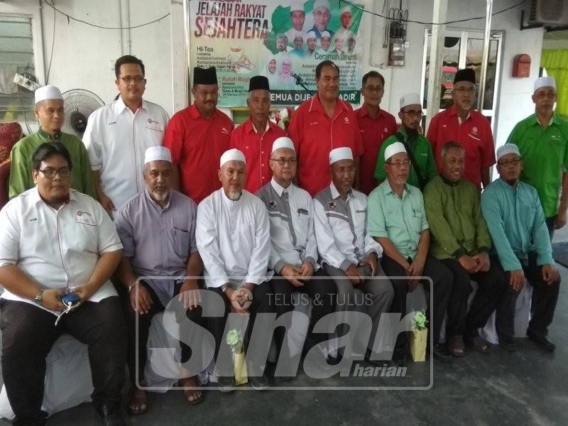 Idris (empat, kanan) bersama-sama pemimpin Pas Perak dan Kawasan Kampar serta pimpinan Umno Bahagian Kampar ketika hadir program tersebut.