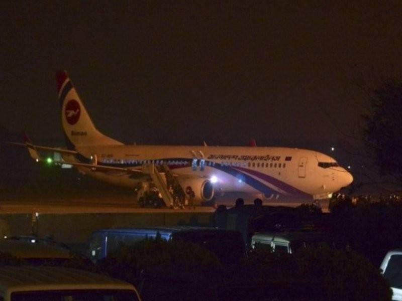 Kesemua penumpang pesawat Biman Bangladesh Airlines berjaya dibawa turun dengan selamat. - Foto BBC
