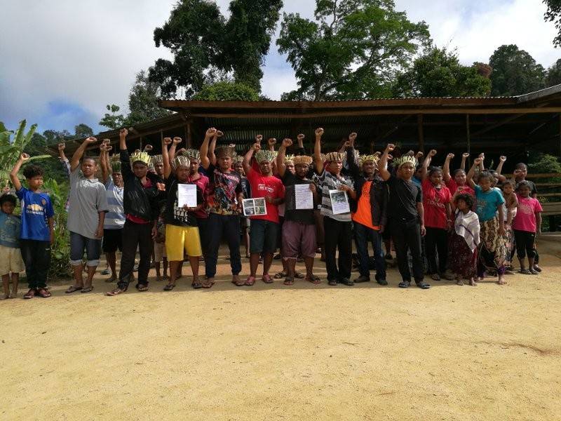 Masyarakat orang asli membuat bantahan terhadap aktiviti pembalakan dijalankan Kerajaan Perak