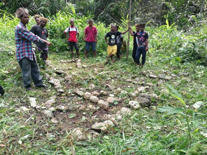 Masyarakat orang asli menunjukkan kawasan LZ Pos Kelet berhampiran penempatan mereka. 