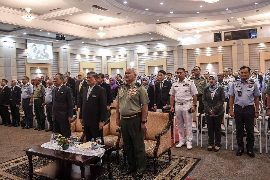 Menteri Pertahanan Mohamad Sabu ketika hadir pada Majlis Penyampaian Pingat Perkhidmatan Cemerlang dan Anugerah Perkhidmatan Cemerlang serta Pingat Perkhidmatan dan Pekerti Terbilang Peringkat Kementerian Pertahanan di Wisma Perwira hari ini.
Turut hadir Panglima Angkatan Tentera Malaysia (ATM) Jeneral Tan Sri Zulkifli Zainal Abidin (kanan) dan Setiausaha Kementerian Pertahanan Datuk Halimi Abd Manaf (kiri).
Seramai 459 petugas Kementerian Pertahanan menerima anugerah tersebut.- Foto Bernama
