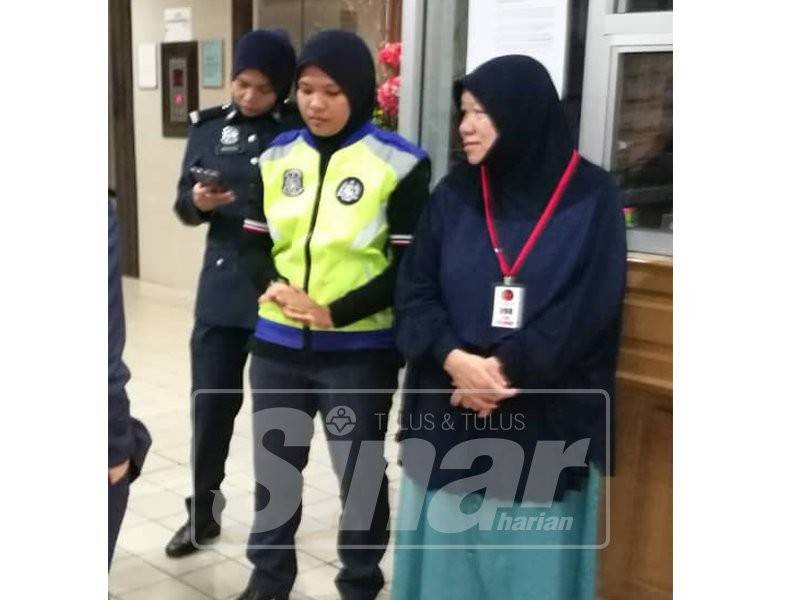 Tertuduh, Ramlah Drahaman, 56, didenda RM100,000 atau enam bulan penjara selepas mengaku memiliki rokok seludup di Mahkamah Majistret Kuala Terengganu hari ini.