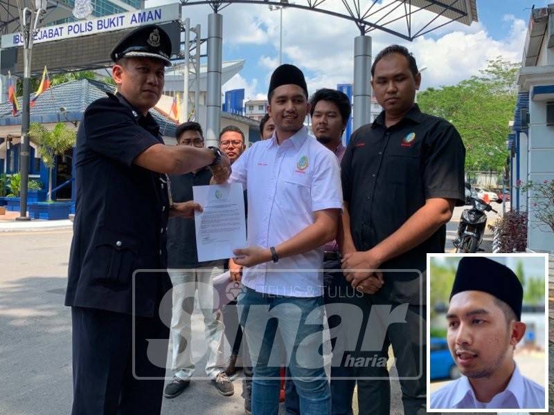 Syed Mohd Shahriman menyerahkan memorandum desakan di Bukit Aman hari ini agar pendakwaan dilakukan segera terhadap lelaki menghina Islam. (Gambar kecil: Syed Mohd Shahriman)