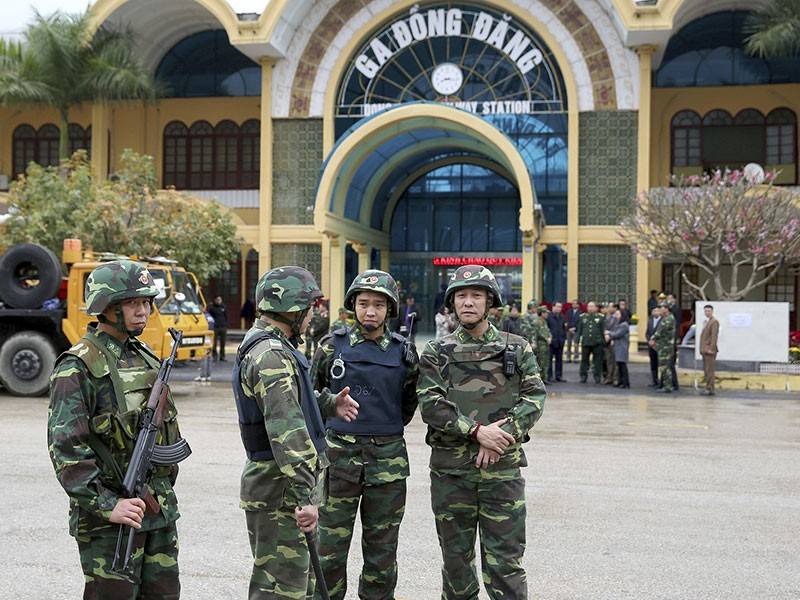 Tentera Vietnam berkawal di pintu masuk Stesen Kereta Api Dong Dang di mana Kim Jong-un dijangka tiba di bandar Dong Dang, wilayah Lang Son, Vietnam.- Foto AP
