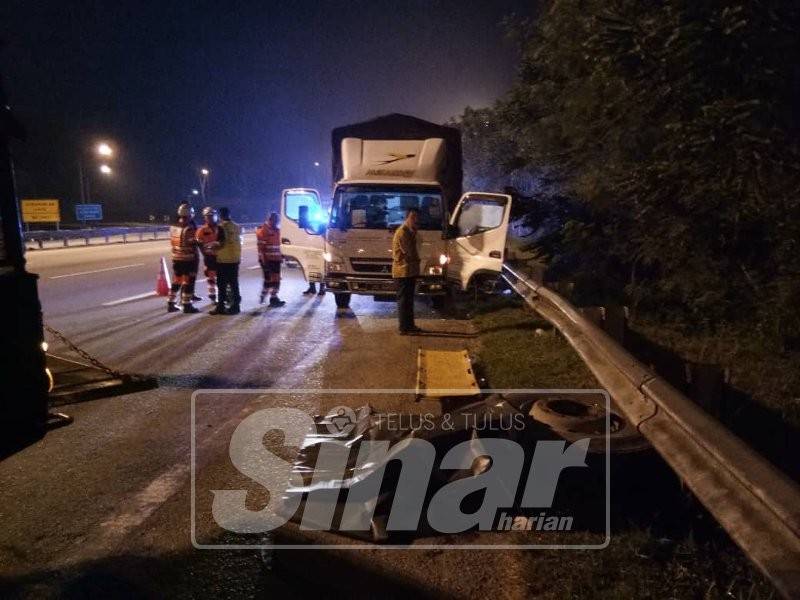 Kelindan lori maut di lokasi kejadian selepas dihentam sebiji tayar dalam kejadian di Slim River, hari ini.