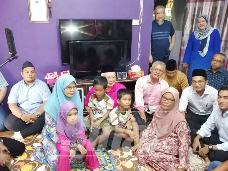 Najib memangku anak kembar arwah Suhaimi meluangkan masa menziarah Khatijah dan anak-anak arwah Suhaimi.