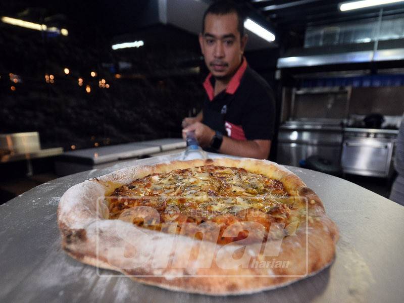 Piza yang dibakar kayu api lebih enak dan mempunyai aroma tersendiri