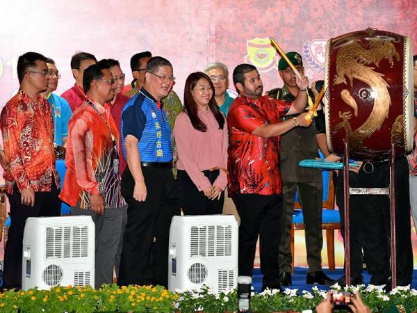 Tunku Mahkota Johor Tunku Ismail Sultan Ibrahim berkenan memalu gong sebagai simbolik merasmikan Festival Perarakan Chingay 2019 di Jalan Wong Ah Fook hari ini. - Foto Bernama