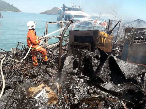 Anggota Jabatan Bomba dan Penyelamat memadam kebakaran feri yang dalam perjalanan dari Pulau Langkawi ke Kuala Perlis di sini hari ini. - Foto Bernama