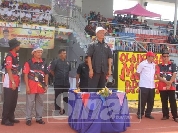 Shahruddin (tiga, kanan) sewaktu merasmikan pembukaan Kejohanan Olahraga MSSD Batu Pahat di UTHM.