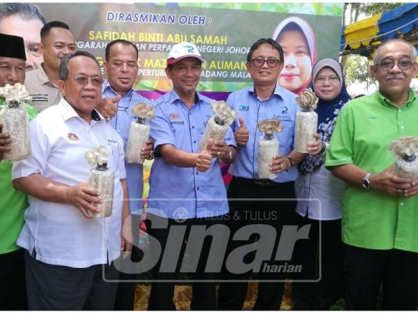 Mazlan (tengah) sewaktu Hari Bertemu Pelanggan LPP Negeri Johor Bersama KRT Taman Intan 2, Kluang.