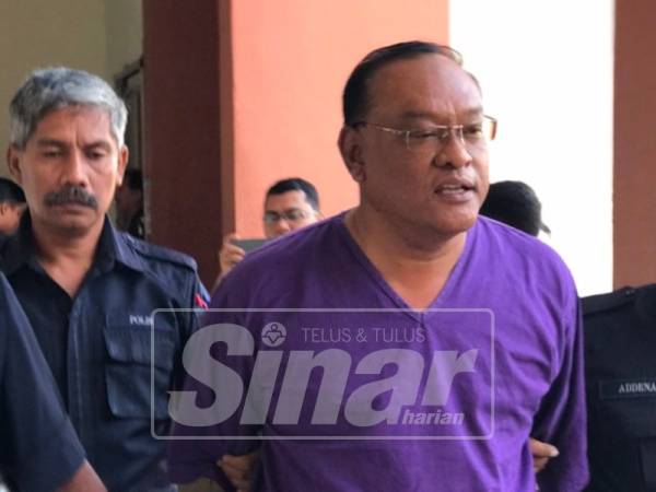 Azmi tiba di Mahkamah Taiping atas pertuduhan memalsukan dokumen, hari ini.