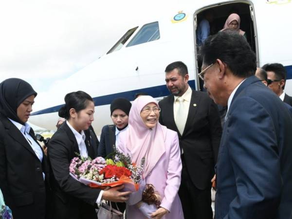 Timbalan Perdana Menteri Datuk Seri Dr Wan Azizah Wan Ismail menerima jambangan bunga sebaik tiba di Lapangan Terbang Antarabangsa Bandar Seri Begawan Brunei untuk lawatan rasmi selama dua hari hari ini. - Foto Bernama