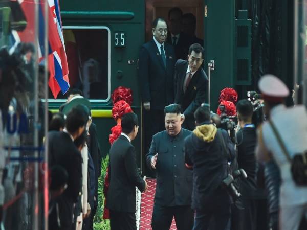 Jong-un yang berlepas dari Pyongyang Sabtu lalu, tiba di stesen Kereta Api Dong Dang hari ini. - Foto AFP