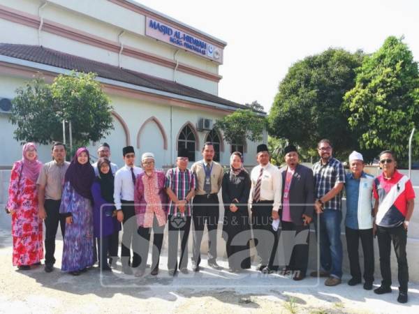 Hannah Yeoh ketika kunjungan ke Masjid Al-Hidayah Kampung Sungai Penchala bagi melihat hasil kerja pemasangan papan tanda baharu semalam.