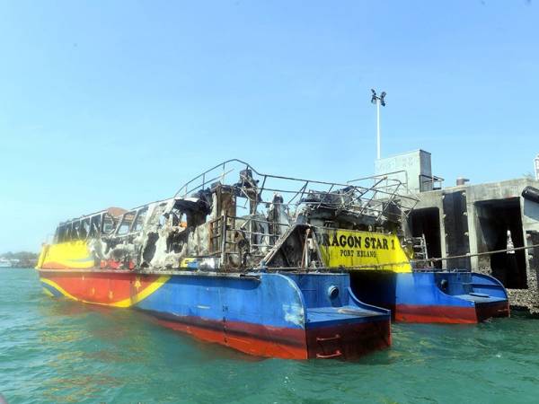 Keadaan feri Dragon One yang terlibat dalam kebakaran semalam ditunda ke Jeti Jabatan Laut di Tanjung Lembong hari ini. - Foto Bernama