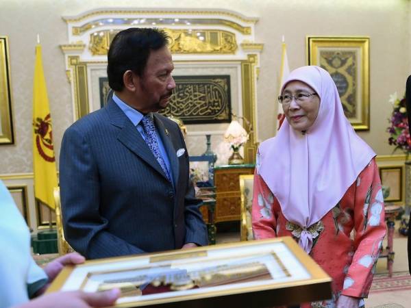 Timbalan Perdana Menteri Datuk Seri Dr Wan Azizah Wan Ismail (tengah) bertukar cendera kenangan dengan Sultan Haji Hassanal Bolkiah (kiri) ketika menghadap Sultan Brunei Darussalam itu di Istana Nurul Iman hari ini. Foto: Bernama