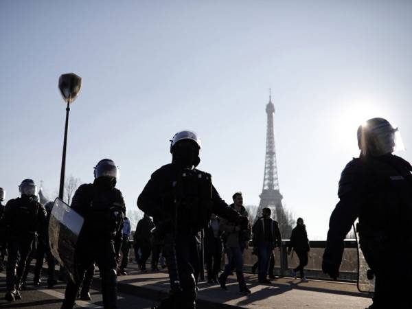 Penunjuk perasaan ves kuning dikawal ketat polis rusuhan ketika berhimpun di Paris, Perancis. - Foto AP 