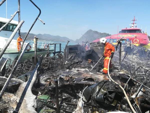 Keadaan feri penumpang yang terbakar hampir 80 peratus, semalam. -Foto ehsan JBPM Langkawi
