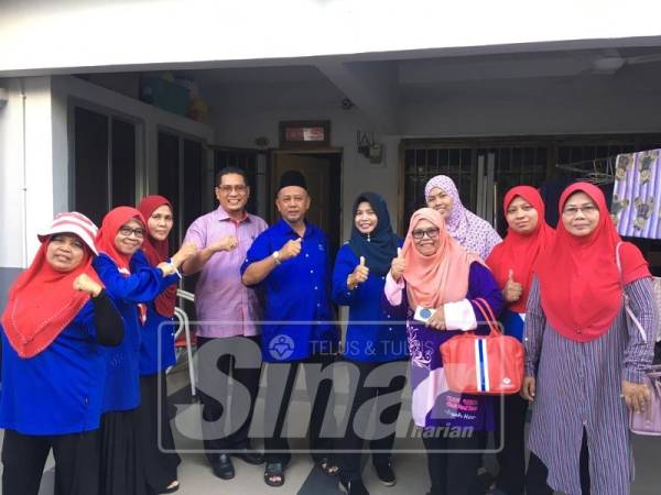 Zakaria bergambar di hadapan rumah penduduk ketika melakukan lawatan di Bandar Sunway Semenyih, petang tadi.