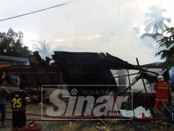 Rumah kayu dua pintu musnah dalam kebakaran di Sungai Tong petang ini.
