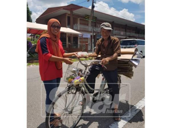 Ahli Macma Muar memberi bungkusan makanan kepada asnaf sempena projek Rezeki Asnaf setiap Jumaat. 