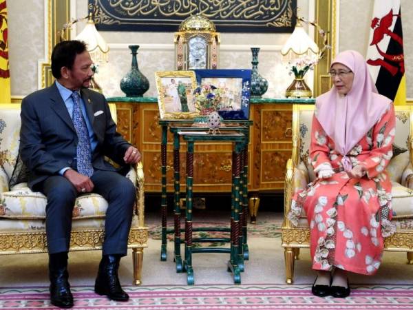 Timbalan Perdana Menteri Datuk Seri Dr Wan Azizah Wan Ismail menghadap Sultan Brunei Darussalam Sultan Haji Hassanal Bolkiah di Istana Nurul Iman hari ini sempena lawatan rasmi beliau selama dua hari. - Foto Bernama