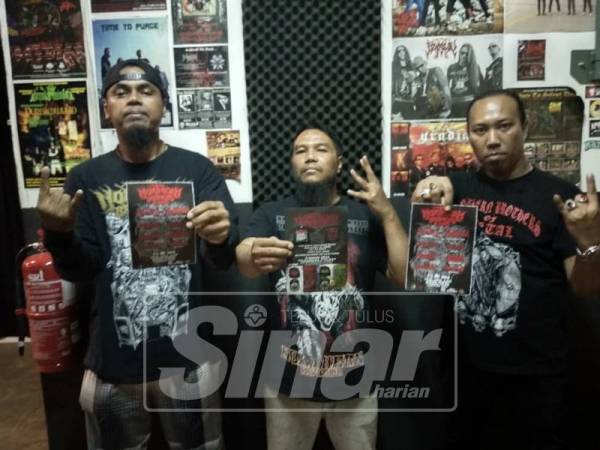 Firdaus (kanan) dan Muhammad Zaini (tengah) mempamerkan flyers konsert NBOM siri kedua yang bakal dianjurkan di Dusthall Studio, Seberang Jaya pada 2 Mac ini.