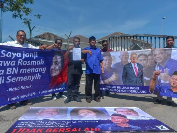 Zakaria membuat laporan polis mengenai Provokasi dan Fitnah Kain Rentang digantung di sekitar Semenyih hari ini. - Foto: SHARIFUDIN ABDUL RAHIM
