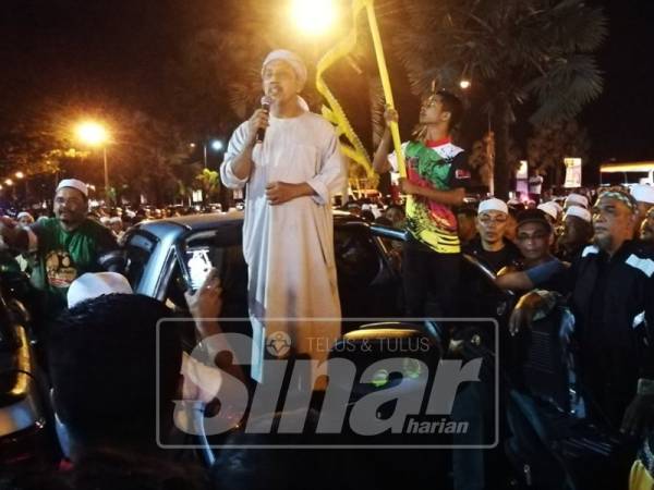 Perhimpunan berlansung lebih sejam sebelum peserta diminta bersurai kira-kira jam 10.20 malam.