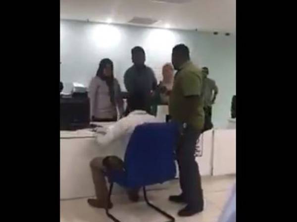 Rakaman video berdurasi 43 saat yang memperlihatkan seorang lelaki mengamuk tular di laman sosial.