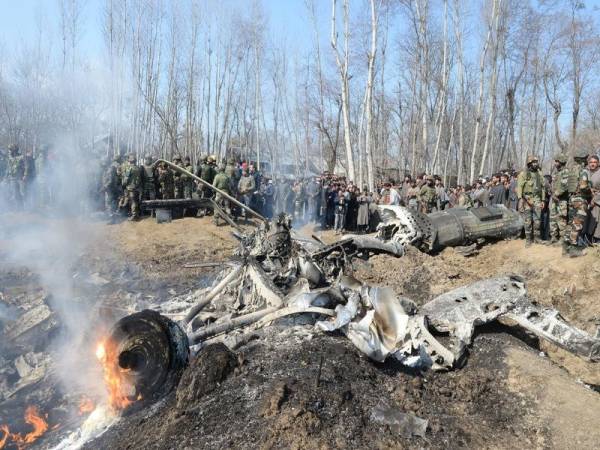 Bangkai pesawat jet India yang ditembak jatuh dalam sempadan India di Kashmir