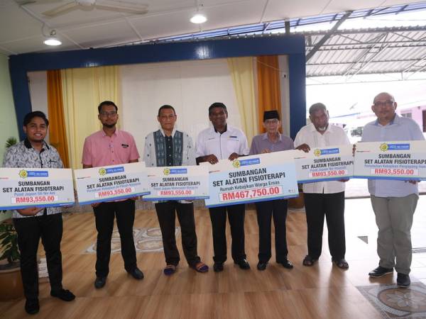 Ketua Pegawai Penyelaras Lembaga Zakat Selangor (LZS) Abdul Basith Hamid (tengah) bergambar bersama penerima-penerima zakat yang menjadi wakil pusat penjagaan sempena Program Serahan Bantuan di Pusat Jagaan Mahmudah Malaysia Hulu Langat hari ini. - Foto Bernama