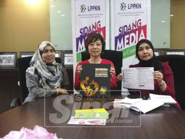 Nicole Tan (tengah) pada sidang media.