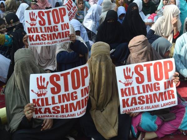 Penunjuk perasaan berarak semasa perhimpunan protes untuk menandakan Hari Solidariti Kashmir di Lahore pada 5 Februari lalu. - Foto AFP