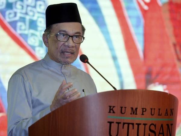 Anggota Parlimen Port Dickson Datuk Seri Anwar Ibrahim berucap pada Majlis Penyampaian Hadiah Sastera Kumpulan Utusan hari ini. Foto: Bernama