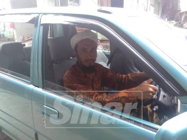 Muhammad Taufiq mencuba kereta jenis Kancil yang dihadiahkan oleh seorang hamba ALLAH yang enggan dikenali.