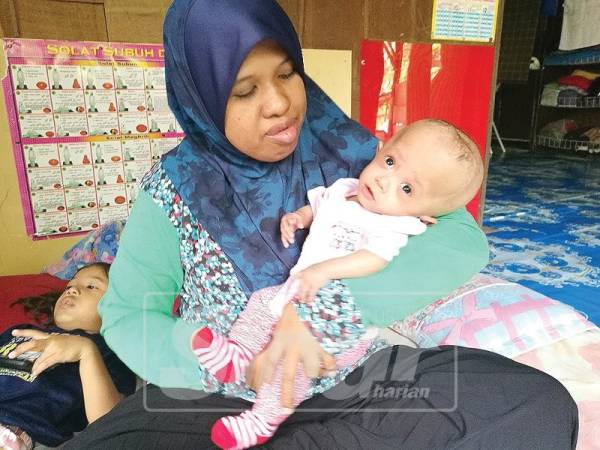 Berat Nur Fikriah hanya 3.5kg berbanding sepatutnya 5kg apabila ibu bapanya tidak mampu menampung kos susu disyorkan doktor.