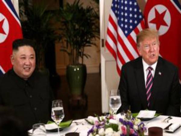  Jong-un dan Trump menghadiri acara makan malam bersama, semalam.- Foto Reuters