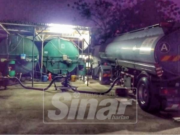 Ketika serbuan, salah sebuah lori tangki berkenaan sedang memindahkan diesel ke skid tank di sebuah stor tidak berlesen.