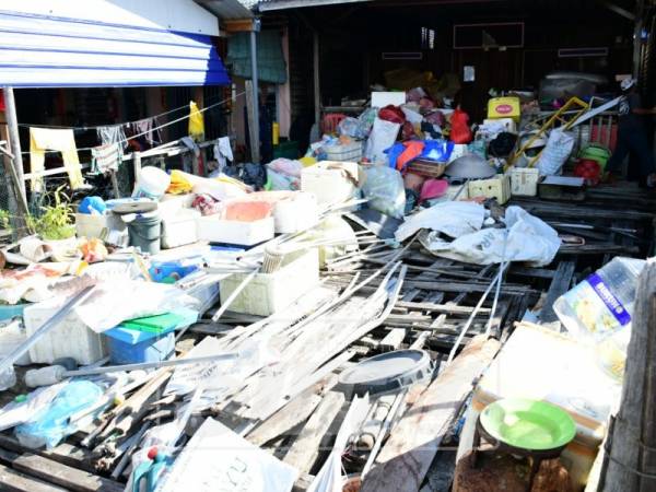 Kawasan rumah milik warga emas yang dipenuhi sampah kitar semula dan barang lusuh diserbu pihak penguatkuasa.