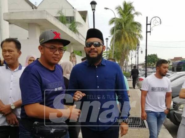 Wan Muhammad Azri tidak perlu menyerahkan pasport kepada mahkamah sebaliknya hanya perlu melapor diri di balai polis berdekatan sekali sebulan. 