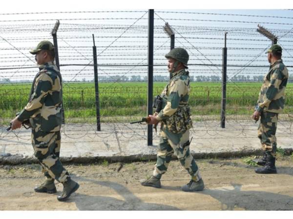 Pengawal keselamatan sempadan India berkawal di sepanjang pagar sempadan di pinggir Amritsar, semalam. - Foto: AFP