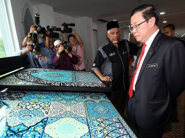 Menteri Kewangan, Lim Guan Eng melawat sekitar Nasyrul Quran selepas majlis penyerahan replika cek RM5 juta kepada Yayasan Restu bagi pengurusan mencetak dan menyebar al-Quran di Kompleks Nasyrul Quran, hari ini. Foto: Bernama