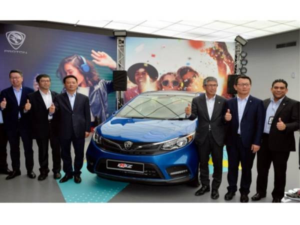 Li Chunrong (tiga, kiri) ketika Majlis Pratonton Media Proton Iriz 2019 di Pusat Kecemerlangan Proton, hari ini. - Foto Bernama