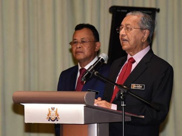 Perdana Menteri Tun Dr Mahathir Mohamad menyampaikan ucapan pada Sesi Pemukiman Kerajaan Negeri Johor Bersama Kepimpinan Kerajaan Persekutuan di Putrajaya hari ini. Foto: Bernama