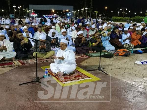 Zamri memimpin bacaan doa selesai solat hajat malam tadi.