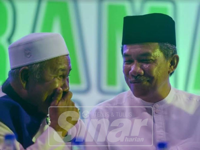 Mohamad dan Tuan Ibrahim sepentas di Ceramah Perdana UMNO dan Pas di Padang Awam Bandar Seri Putra malam tadi. Foto Sinar Harian: SHARIFUDIN ABDUL RAHIM